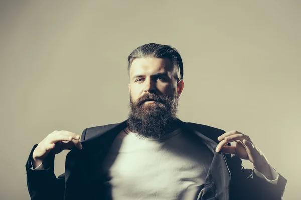 Homem bonito barbudo no casaco — Fotografia de Stock