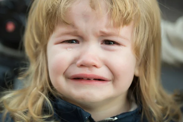 Menino chora com lágrimas — Fotografia de Stock