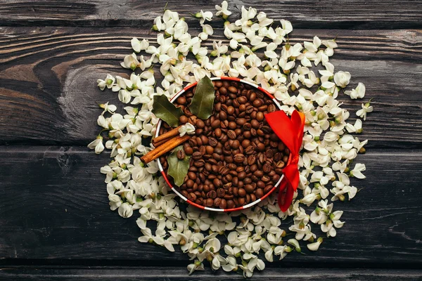 Grãos de café em tigela decorada — Fotografia de Stock