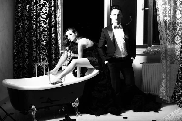 Элегантная пара в ванной — стоковое фото
