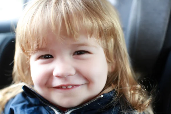 Piccolo ragazzo sorridente in auto — Foto Stock