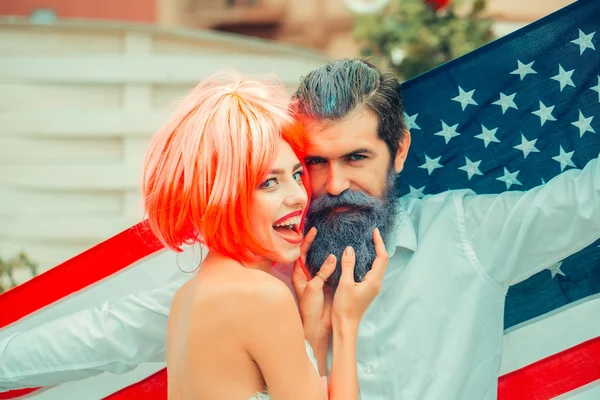 Feliz Joven Pareja Patriótica Americana Con Maquillaje Brillante Cabello Celebrando — Foto de Stock