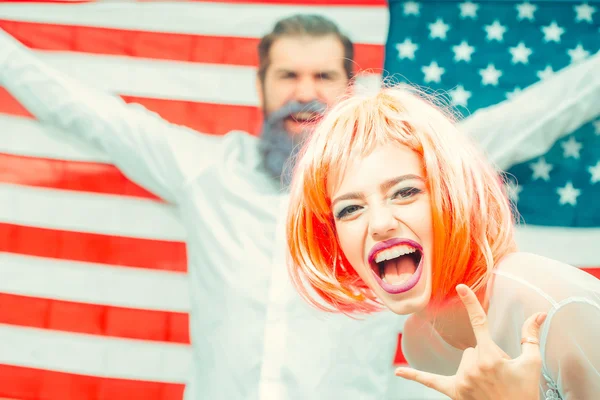 Feliz joven patriota americanos brillante maquillaje y el pelo celebrando el Día de la Independencia el 4 de julio — Foto de Stock