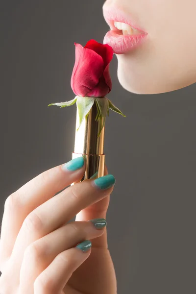 Mains féminines avec rouge à lèvres rose — Photo