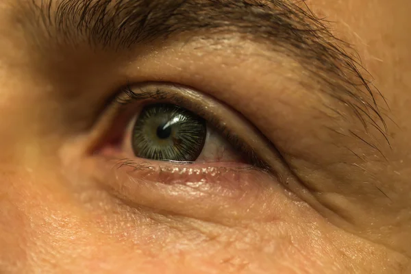 Man eye met gestreepte lens — Stockfoto