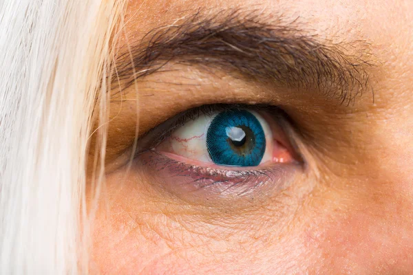 Férfi szeme kék lencsével — Stock Fotó