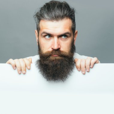 kağıt ile ciddi adam sakallı