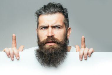 Sakallı thougtful adam kağıt ile