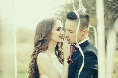 Düğün çifti ve ağaç şeritler