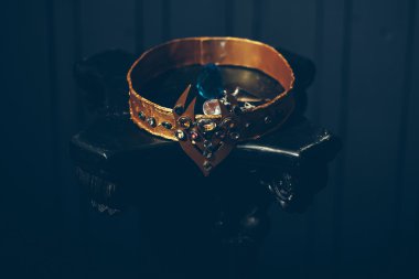 Altın taç ve taşlar