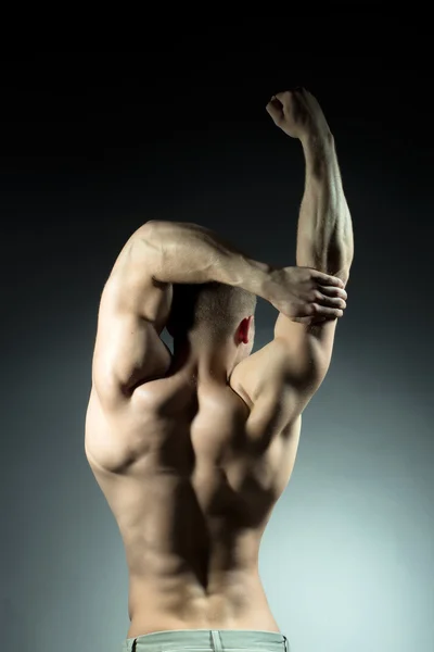 Muskularny mężczyzna z sexy ciało — Zdjęcie stockowe