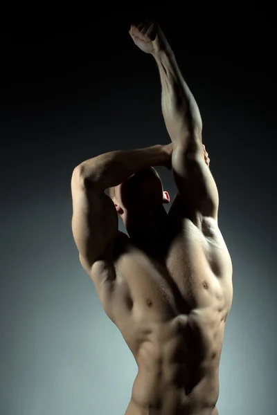 М'язистий чоловік з сексуальним тілом — стокове фото