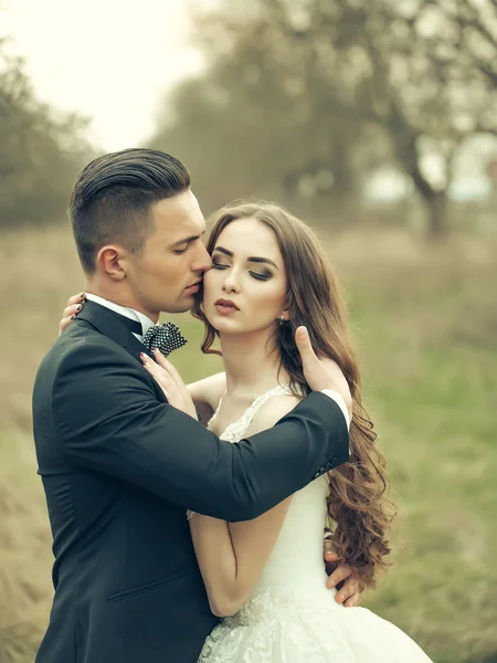 Happy wedding couple — Stock Photo, Image