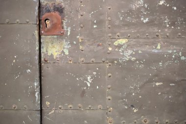 Gömme kilit ile metal kapı