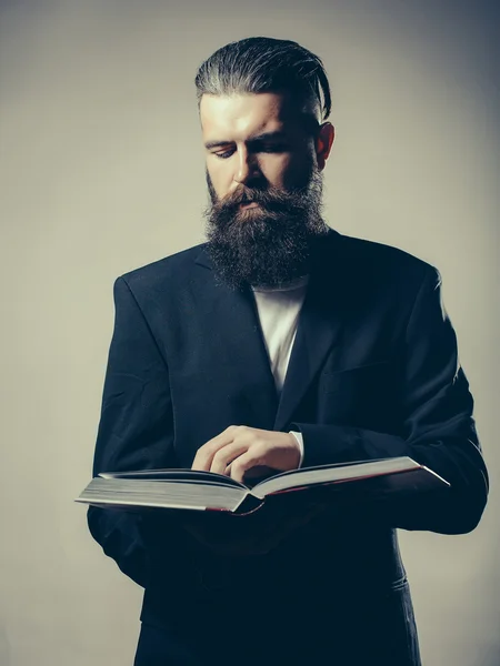 Barbudo hombre guapo con libro —  Fotos de Stock