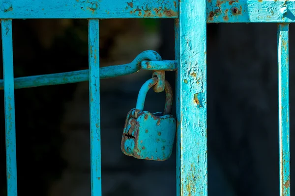 Padlock op roestige metalen poort — Stockfoto
