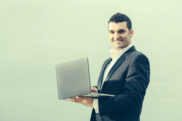 Бизнесмен с ноутбуком на открытом воздухе — стоковое фото