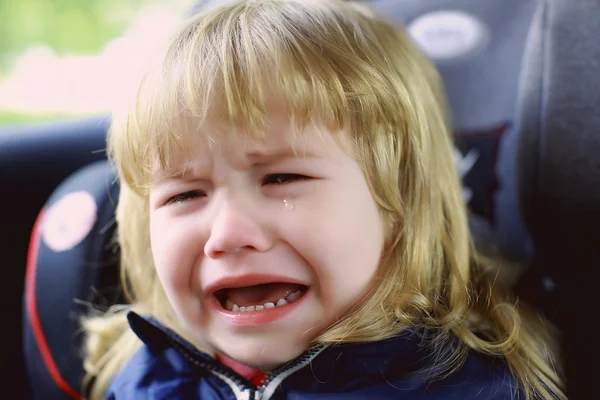 Small boy crying in car — Stock Photo, Image