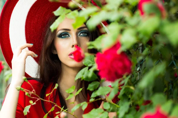 Sexy mujer en rojo sombrero con rosa — Foto de Stock