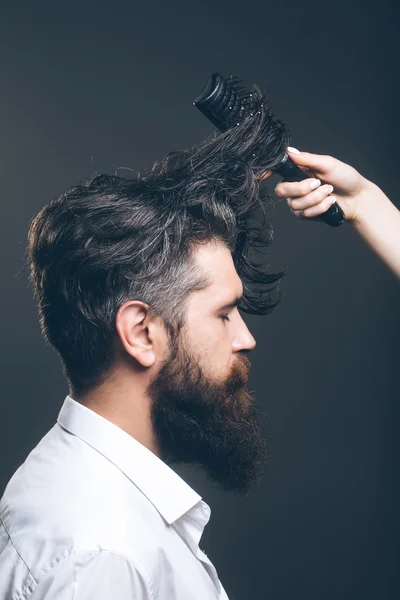 Жіноча рука розчісує бородатого чоловіка — стокове фото