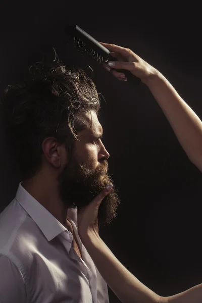 Mão feminina penteando homem barbudo — Fotografia de Stock