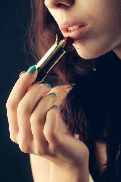 Tangan wanita dengan lipstik mawar merah — Stok Foto