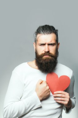 Kağıt kalp ile üzgün adam