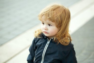 Sevimli yüzü olan küçük çocuk