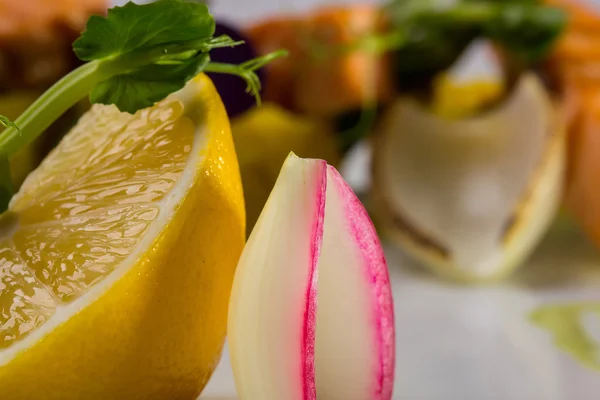 Sarı limon ve taze sebze — Stok fotoğraf