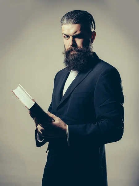 Бородатий красивий чоловік з книгою — стокове фото