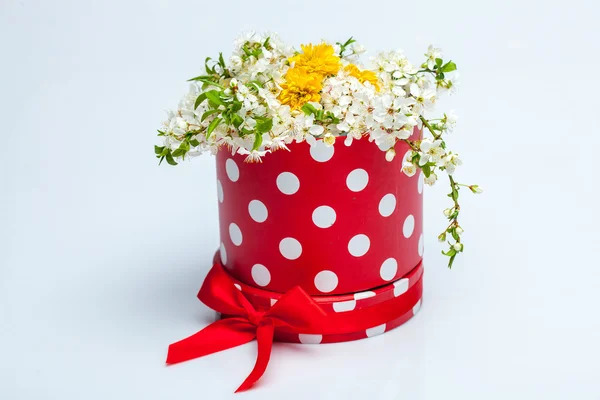 Hermosas flores silvestres en caja — Foto de Stock