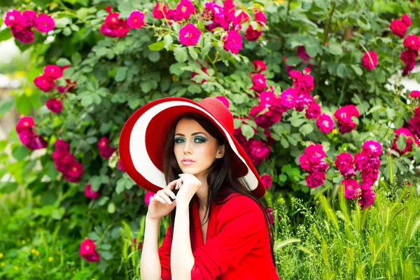 Sexy mujer en rojo sombrero con rosa —  Fotos de Stock