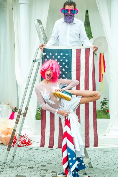 Paar am Unabhängigkeitstag mit Fahne — Stockfoto