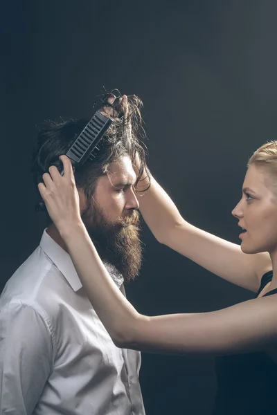 Blonder Friseur kämmt bärtigen Mann — Stockfoto