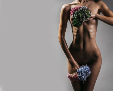 Ortanca çiçekli seksi çıplak kadın.