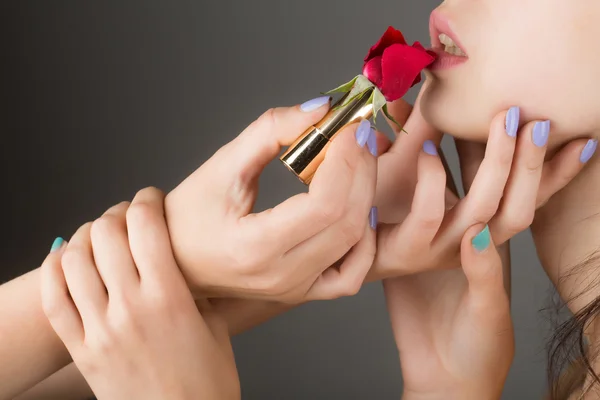 Kobiecych rąk z czerwona szminka Róża — Zdjęcie stockowe