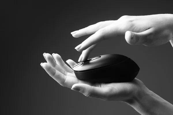コンピューターのマウスを使って女性の手 — ストック写真