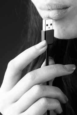 kadın dudakları usb kablosu ile