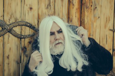 sakallı adam ahşap arka plan üzerinde