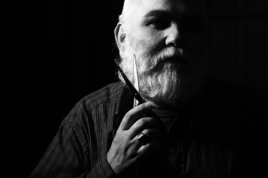 yaşlı adam kesme sakal makas ile kesme