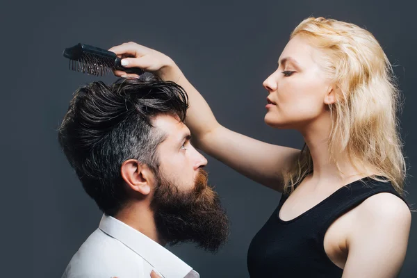 Blonde coiffeur peignage barbu homme — Photo