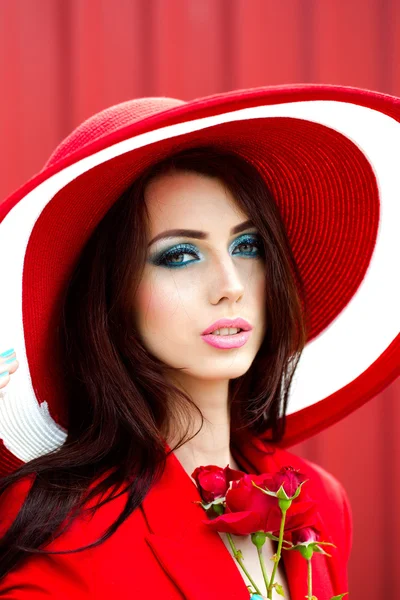 Sexy donna in cappello rosso con rosa — Foto Stock