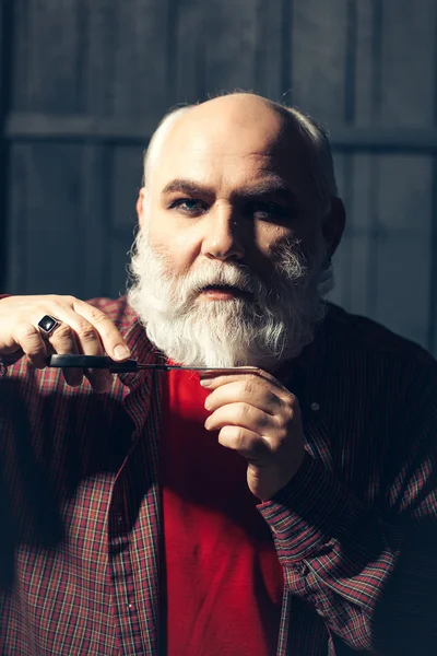 Viejo hombre cortando barba con tijeras — Foto de Stock