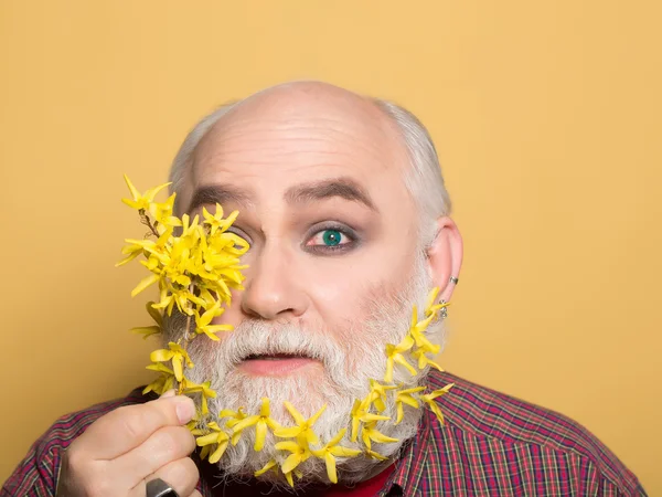 Hombre viejo con flores en barba — Foto de Stock