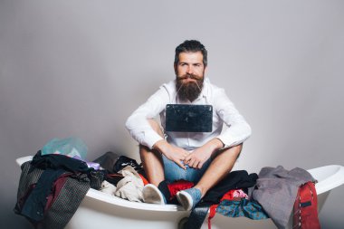 banyo ile ahşap tahta sakallı adam