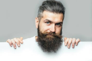 kağıt ile gülümseyen adam sakallı