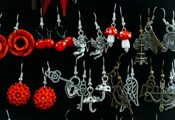 Molti piccoli orecchini in bazar — Foto Stock