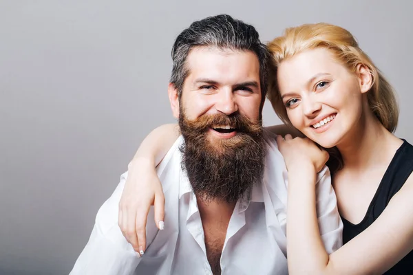 Jovem feliz sorrindo casal — Fotografia de Stock