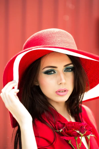Sexy donna in cappello rosso con rosa — Foto Stock