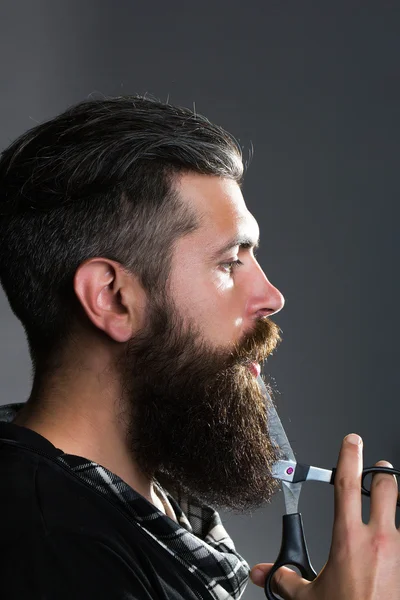 Bärtiger Mann mit Friseurschere — Stockfoto